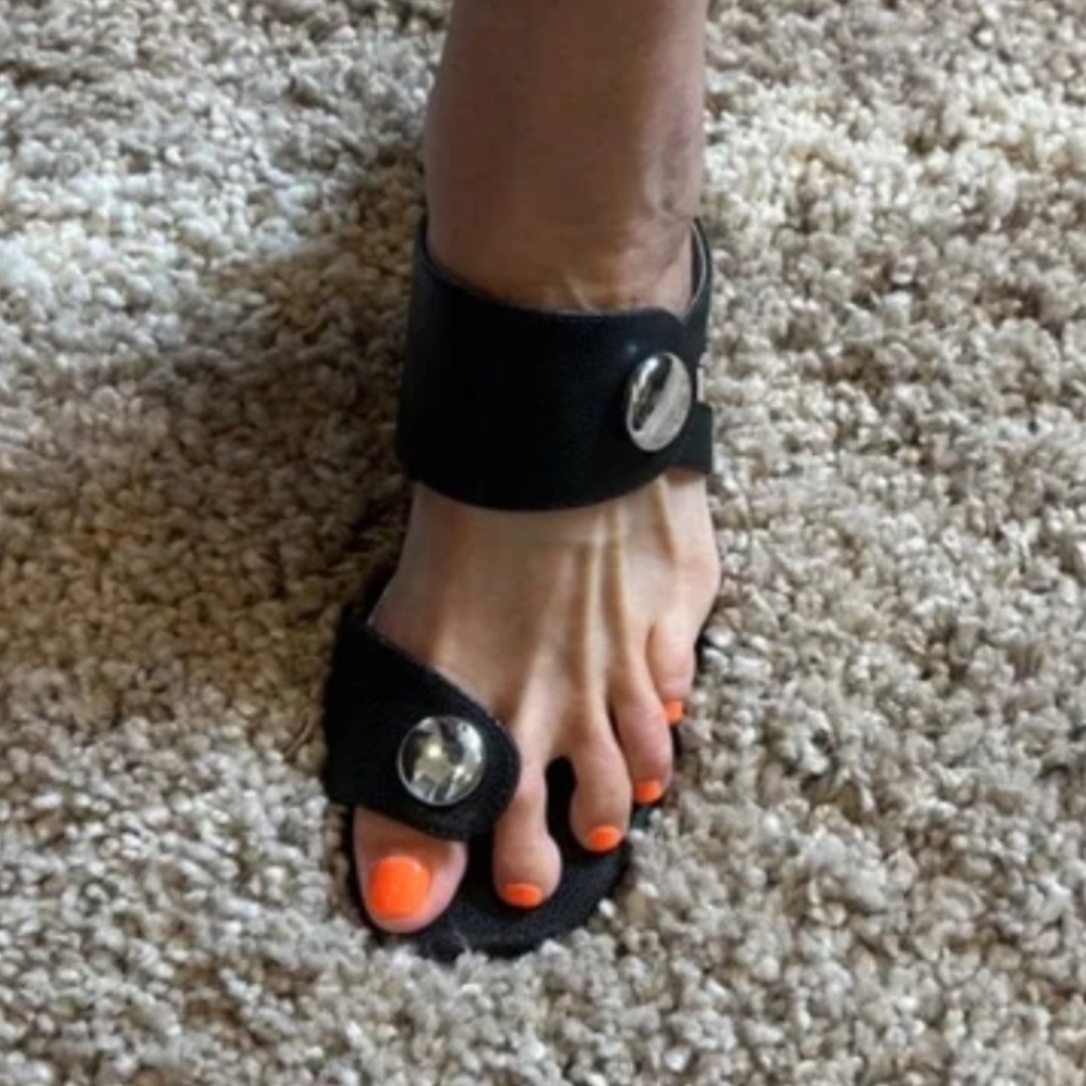 💥💥🔥BELLINI Toe Sandals- Black & Silver - Excellent Condtion!🔥💥💥